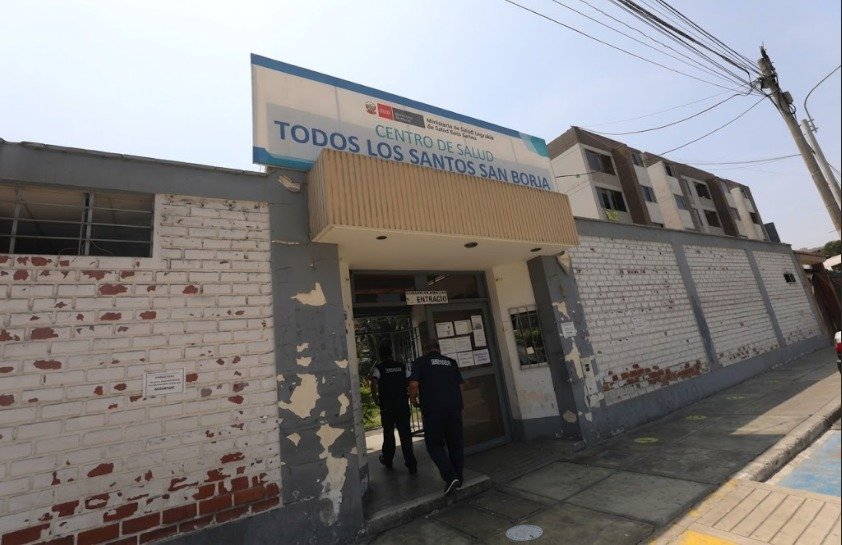 Fachada del Centro de Salud Todos los Santos San Borja, con el letrero del Ministerio de Salud y la pared descascarada