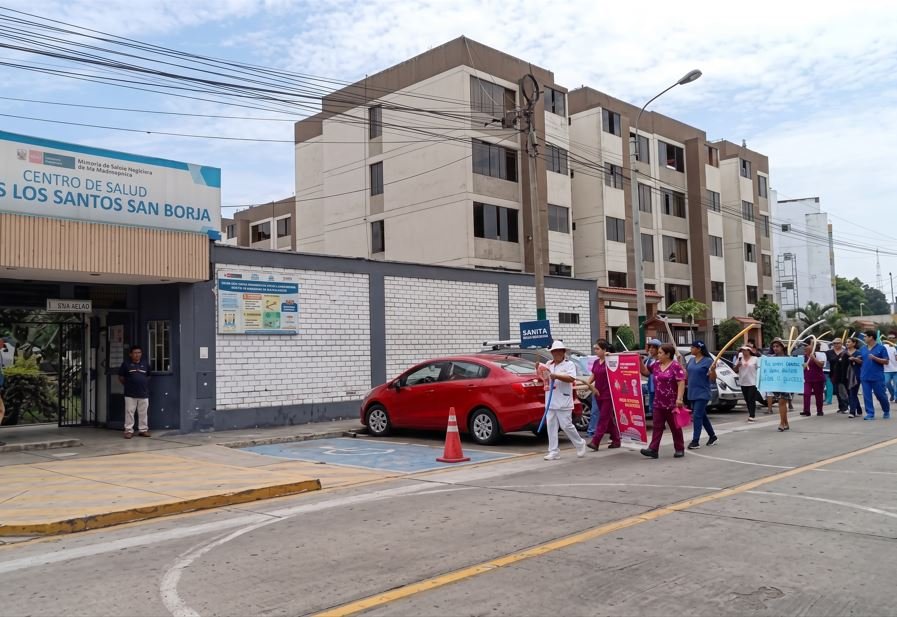 Vecinos y personal de salud en la puerta del Centro de Salud Todos los Santos de San Borja