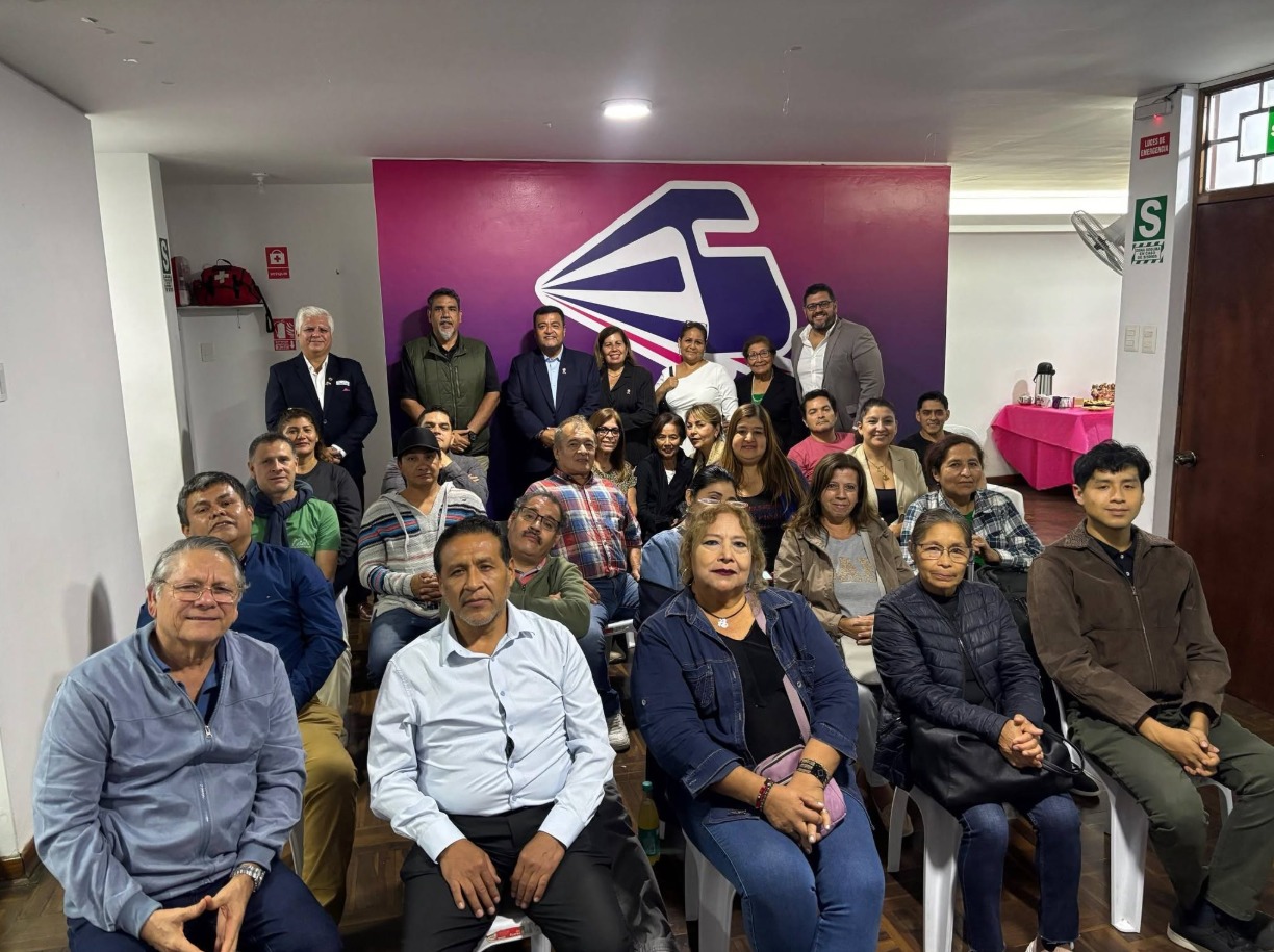 Vecinos de San Borja reunidos en el local de campaña de Avanza País