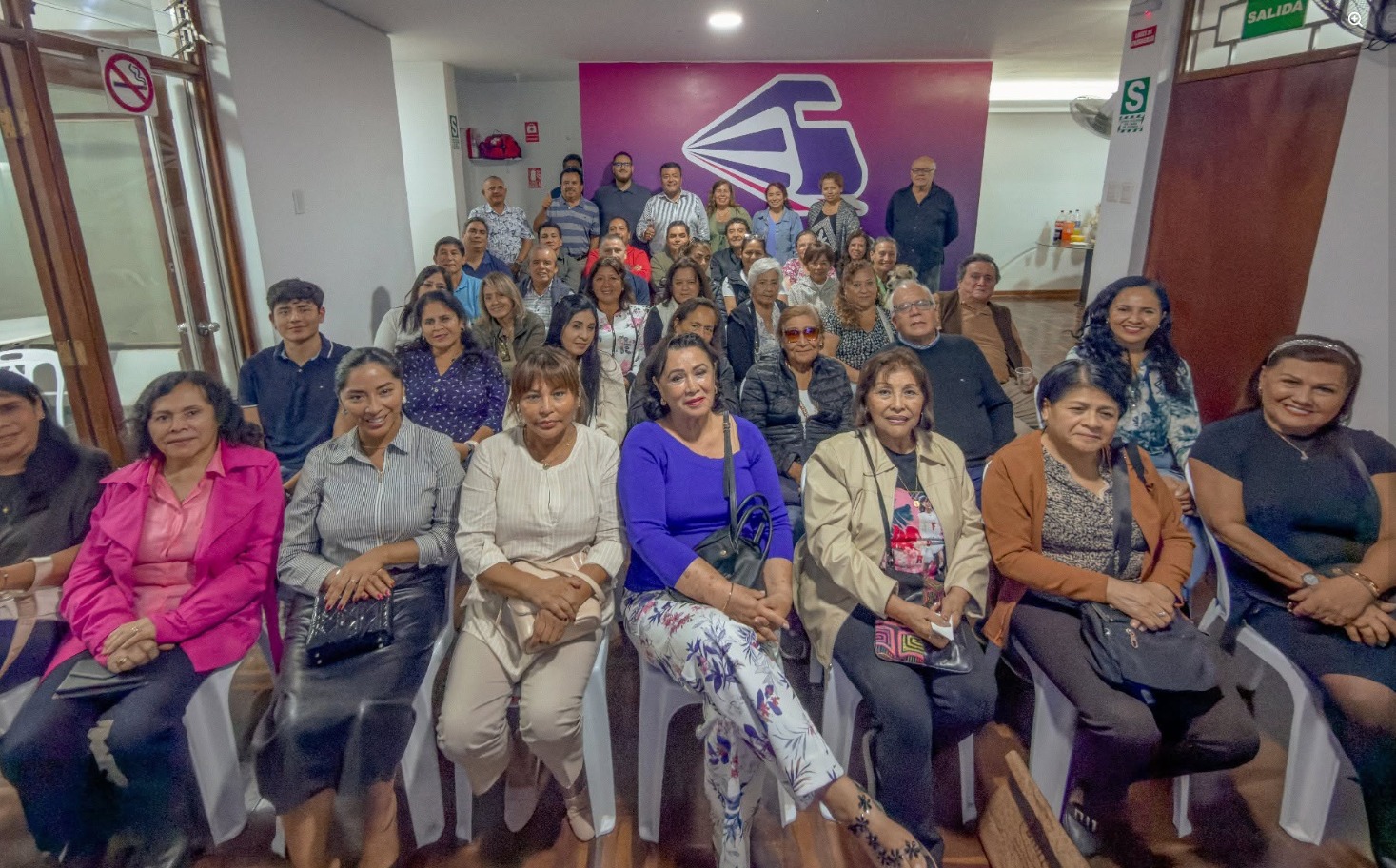 Vecinas y vecinos de San Borja escuchando la presentación