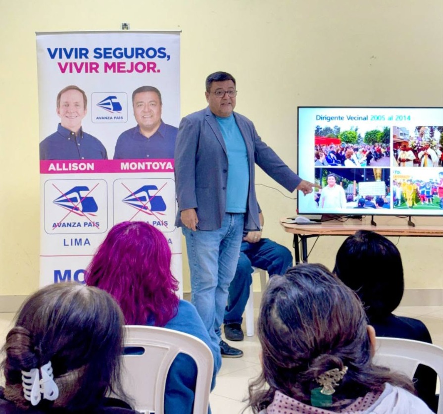 Roberth Montoya conversando con vecinos en su barrio