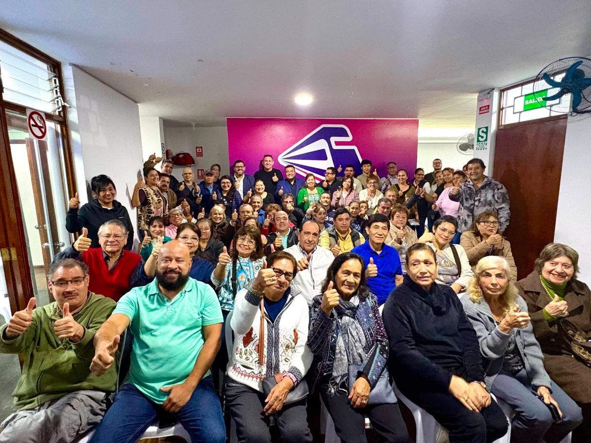 Vecinos de San Borja llenan el local de Avanza País durante una reunión de campaña