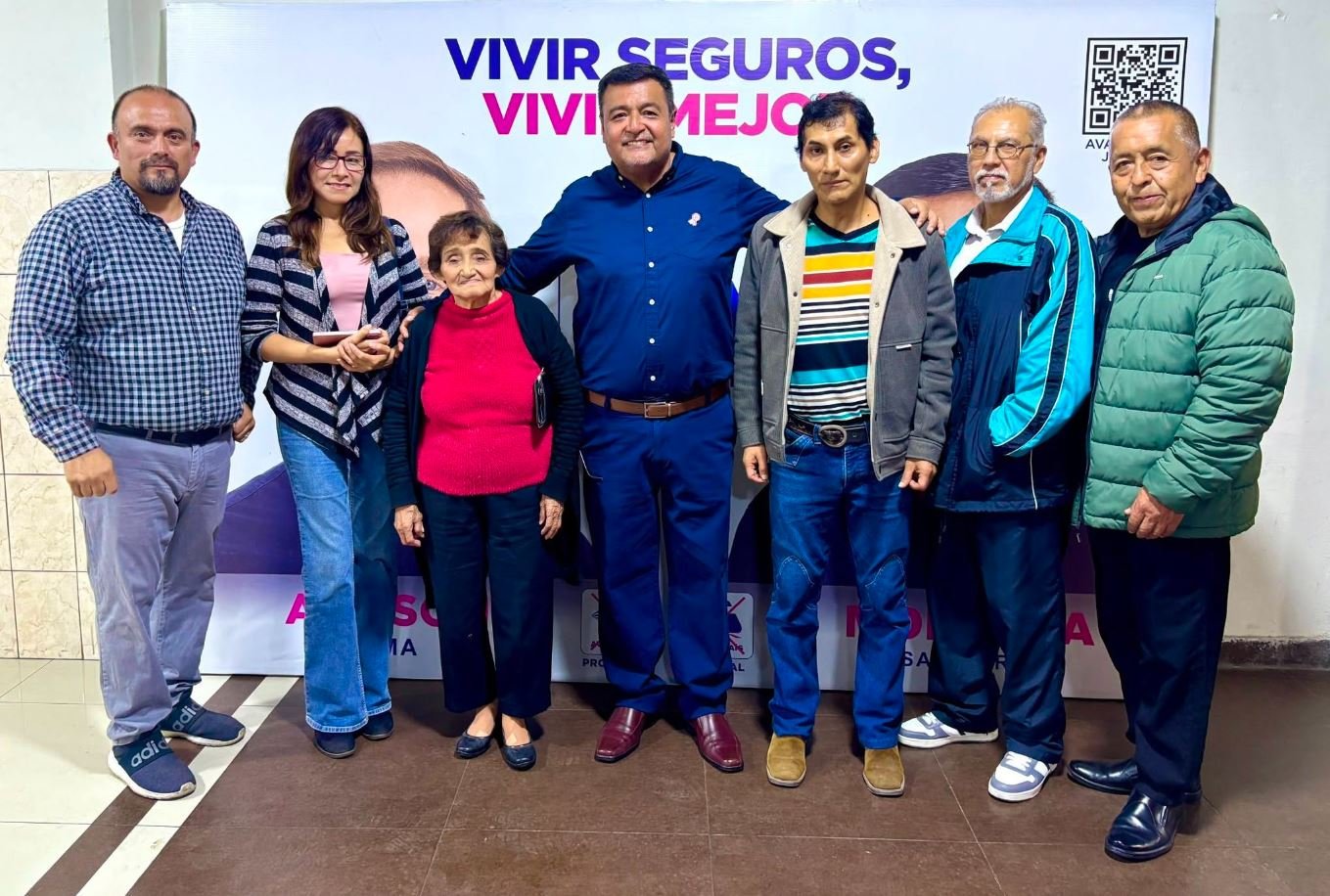 Roberth Montoya junto a vecinos de San Borja frente al lema Vivir seguros, vivir mejor