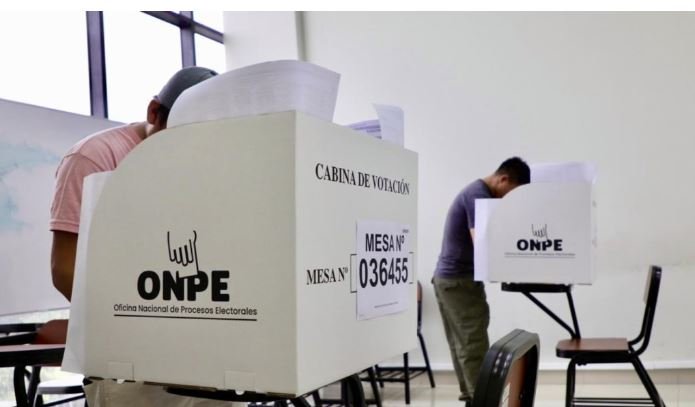 Cabinas de votación de la ONPE en un local de votación