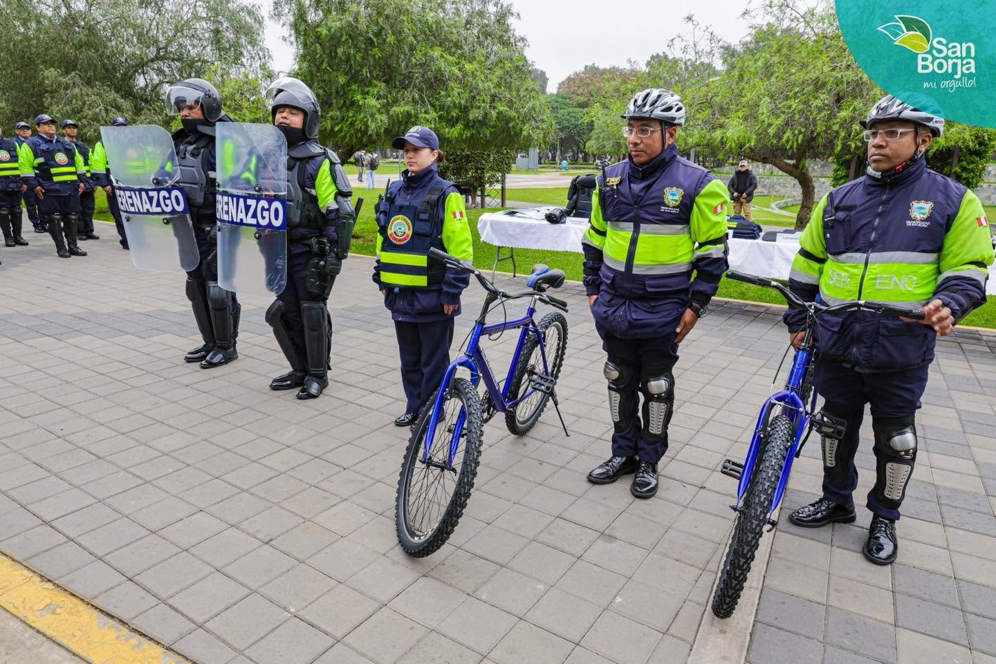 Serenos de San Borja formados con bicicletas y escudos del serenazgo