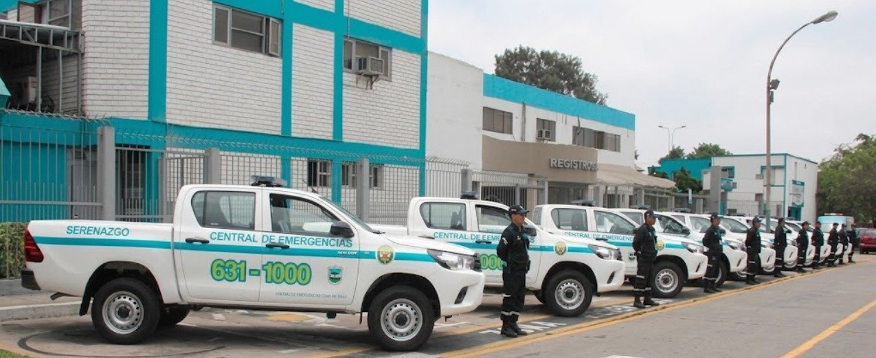 Camionetas del serenazgo de San Borja formadas frente a la central de emergencias, con los serenos junto a cada unidad