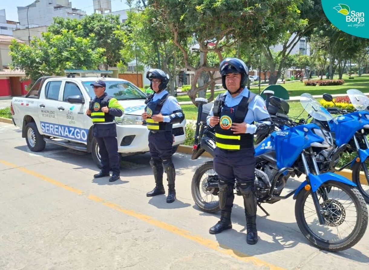 Serenos de San Borja en patrullaje con camioneta y motocicletas del serenazgo