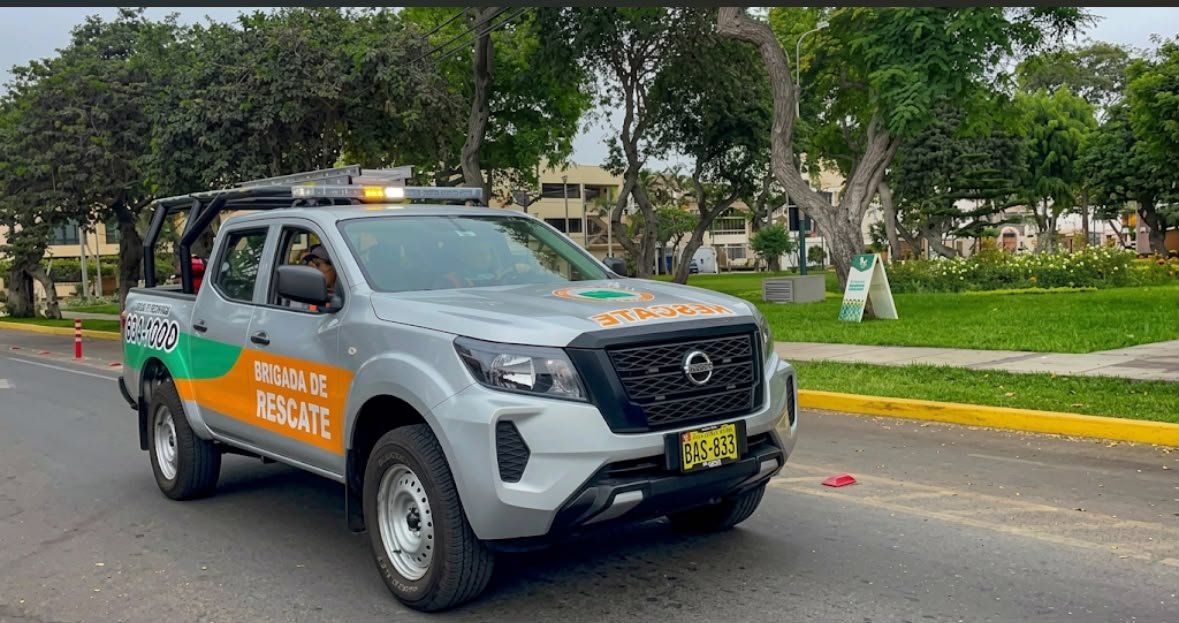 Camioneta de la Brigada de Rescate de San Borja circulando por una avenida del distrito